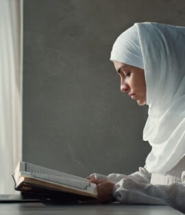 online quran memorization class with teacher guiding student