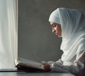 online quran memorization class with teacher guiding student