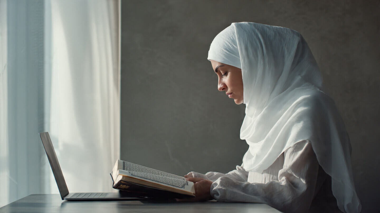 online quran memorization class with teacher guiding student