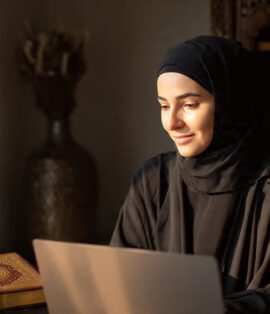 👉 student learning quran online at home with digital class setup