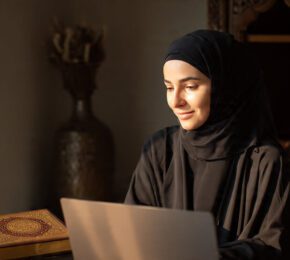 👉 student learning quran online at home with digital class setup