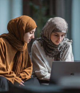 best online quran classes with teacher teaching student on laptop