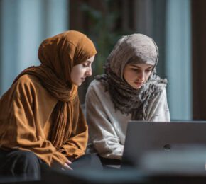 best online quran classes with teacher teaching student on laptop