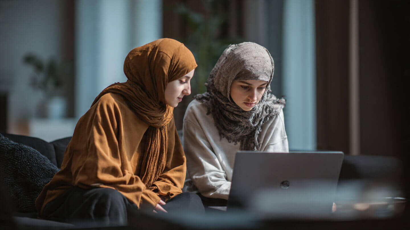 best online quran classes with teacher teaching student on laptop